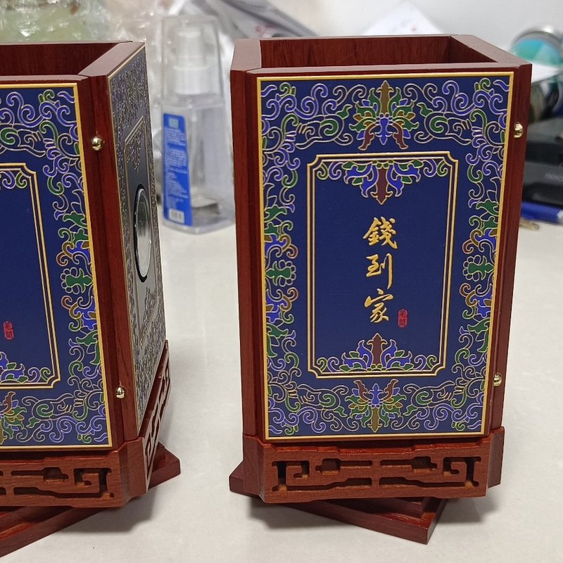 钱到家笔筒两个,包装盒拆了,全部都是新的,制作精美,内部镶有