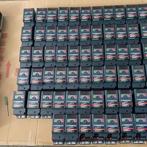 议价变频器三相220V0.4KW VFNC3M-2004PY