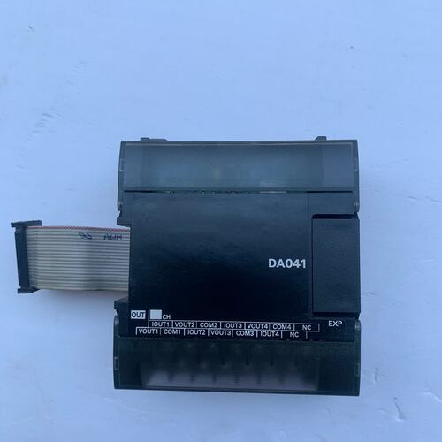 议价CP1W-DA041，成色漂亮，功能完好。