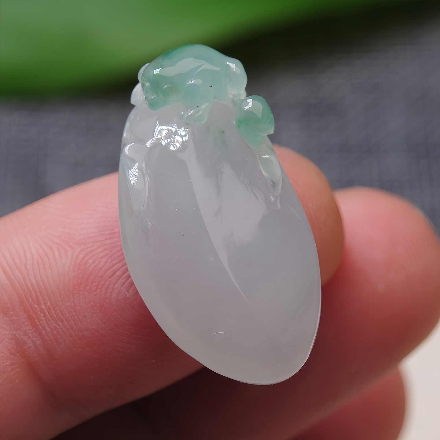 俏色敲掉冰飘绿花翡翠福瓜吊坠