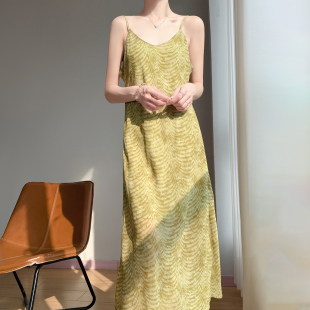 新中式 高级感显瘦长裙 温柔风绿色水波纹V领吊带连衣裙女2026新款