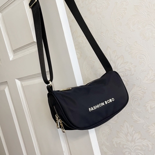 2026春季新款女包防水牛津布单肩斜挎饺子包时尚轻便手机包腋下包