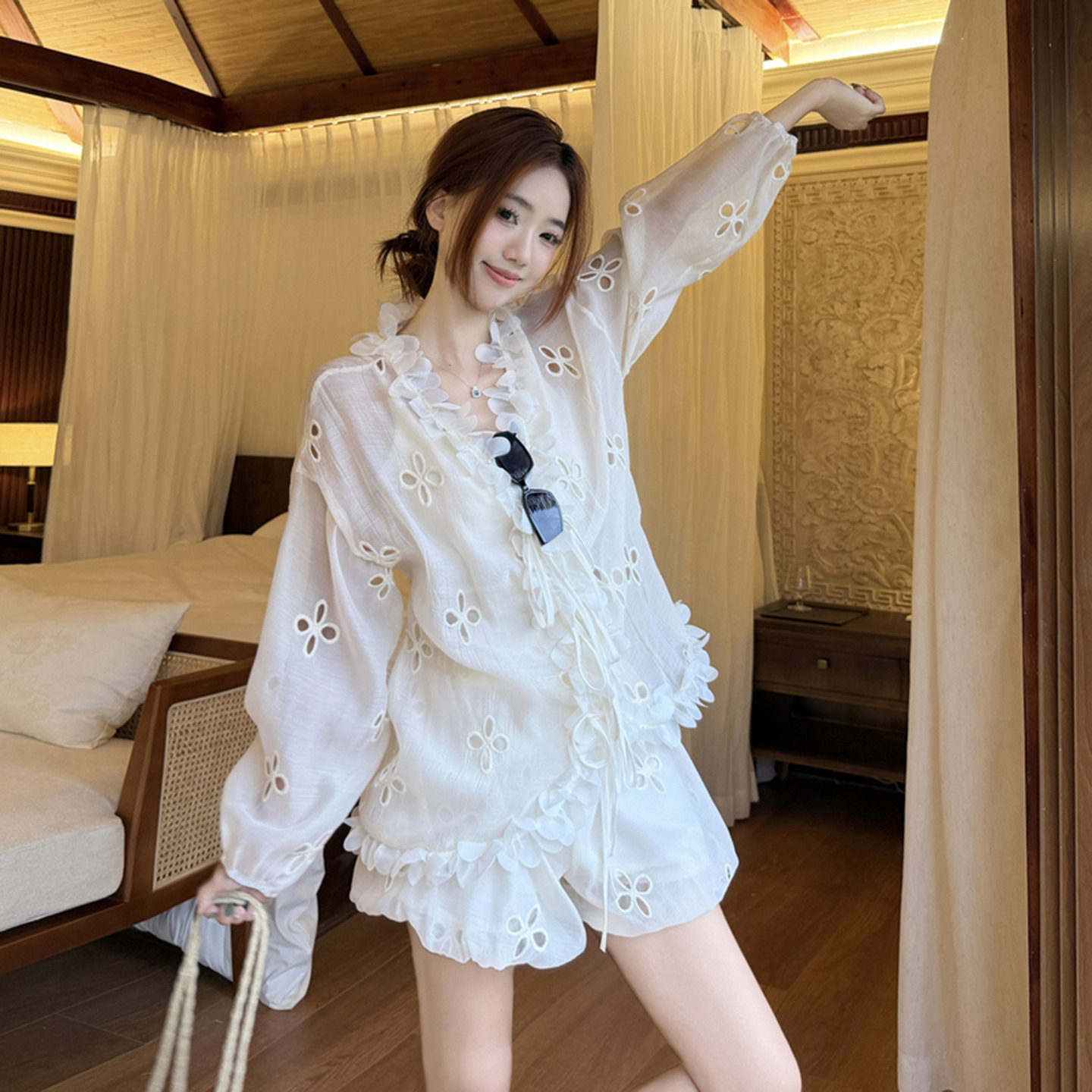 萌m甜美纯色V领花边镂空花朵衬衫高腰短裤大码套装女夏宽松两件套