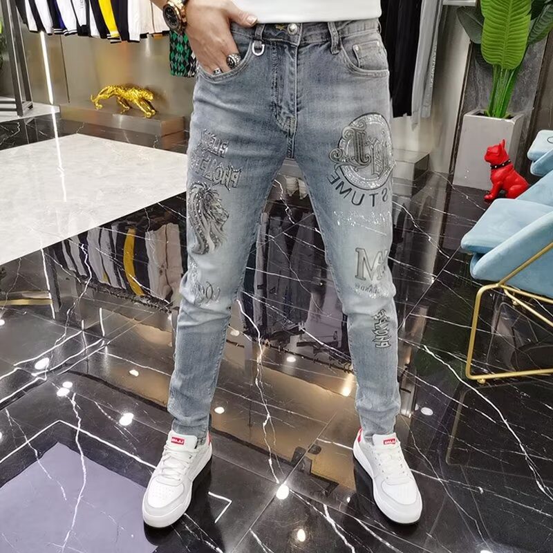 男士破洞印花牛仔裤男潮牌新款修身小脚潮流灰色休闲长裤子夏季款