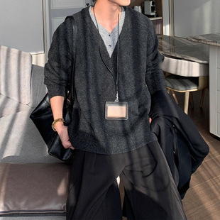 老钱风深灰色纽扣V领毛衣男秋冬穿搭慵懒高级感假两件针织衫上衣