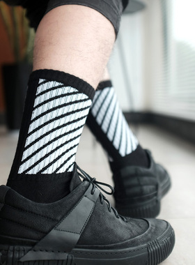黑白色棉质厚款冬季中筒袜街头男潮学院风高长袜ins风五指袜