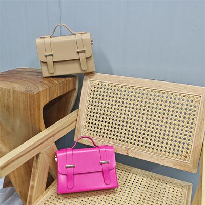 尾货真皮特价库存牛皮邮差包女包