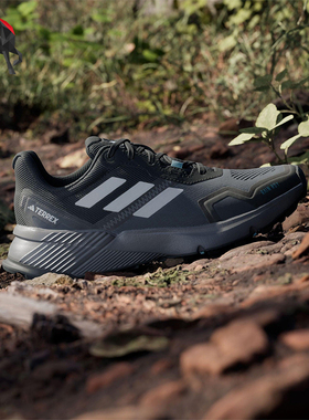 Adidas/阿迪达斯正品新款女士透气耐磨系带运动跑步鞋IE9402