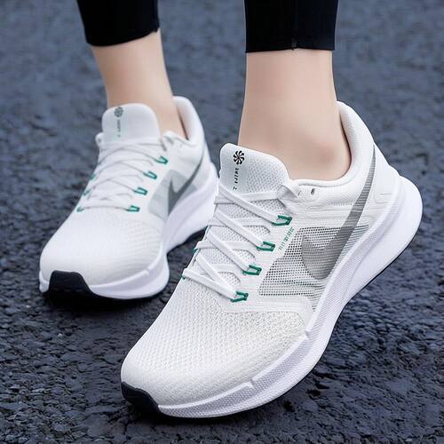 Nike耐克女款透气跑步鞋DR2698