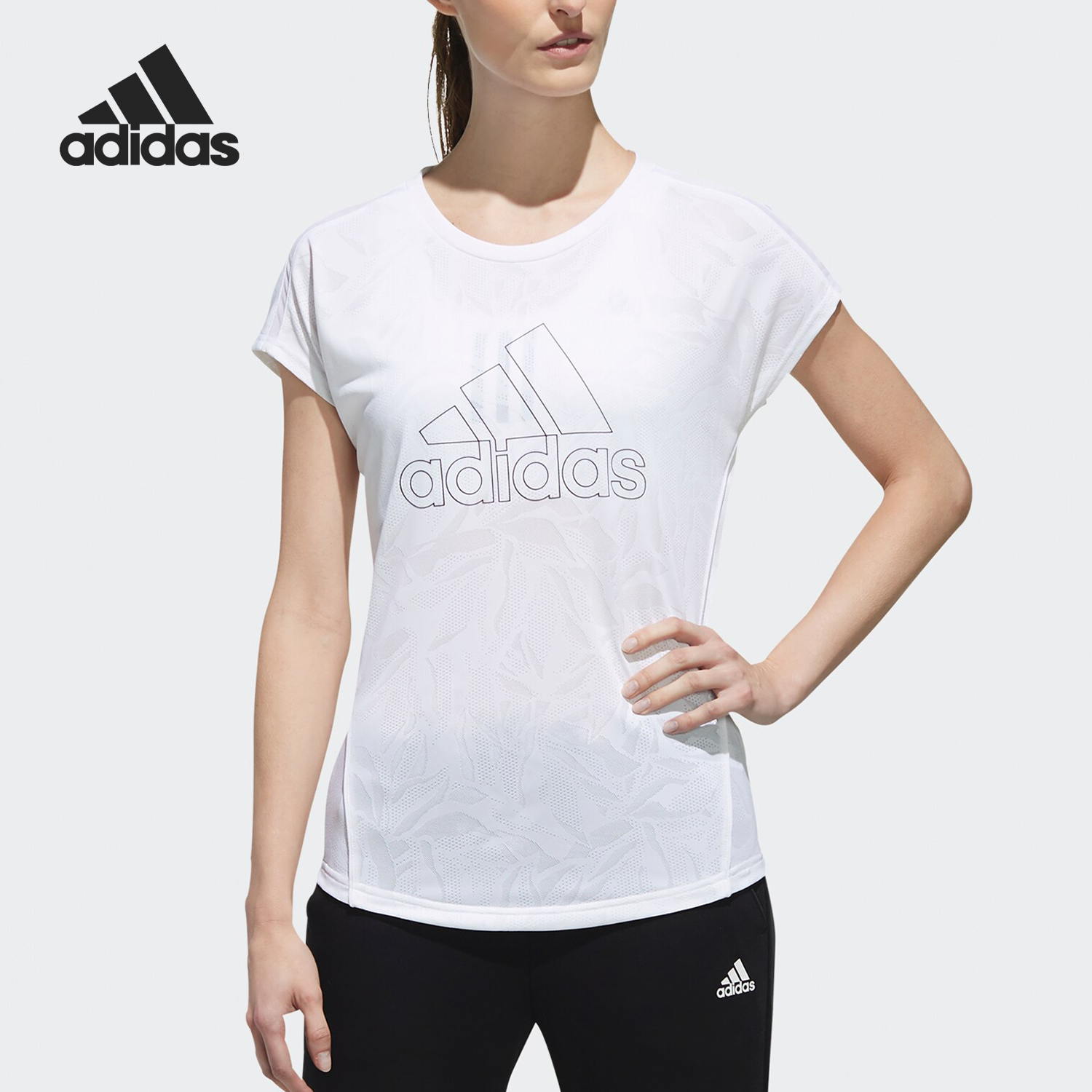 阿迪达斯休闲运动型格短袖t恤