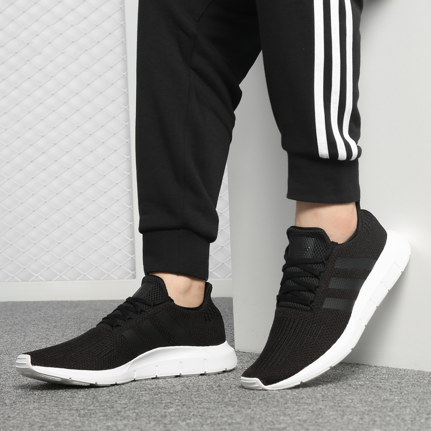 阿迪达斯SWIFTRUN男女跑步鞋