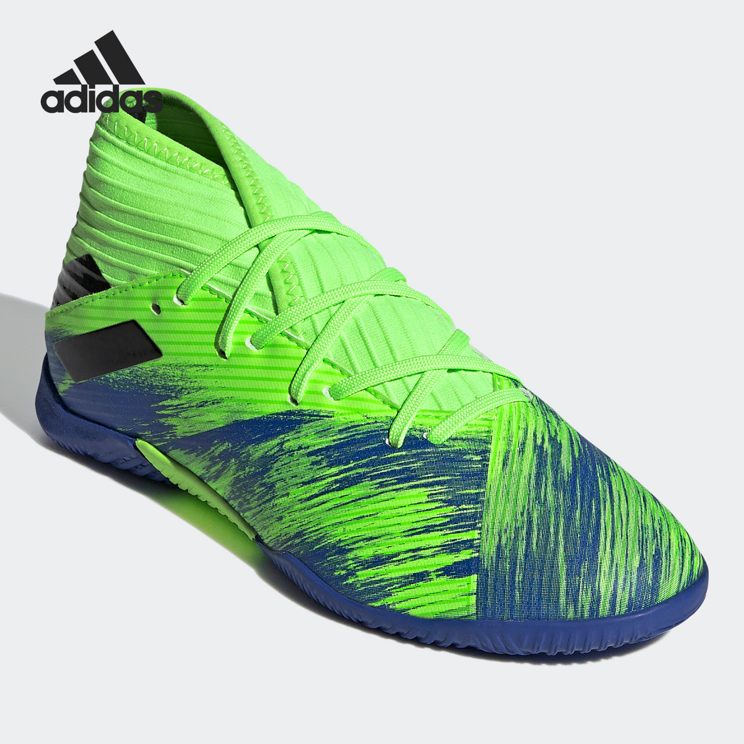 阿迪达斯运动训练足球鞋