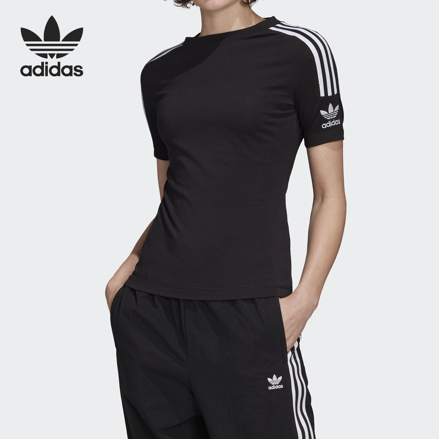 阿迪达斯女士运动休闲T恤