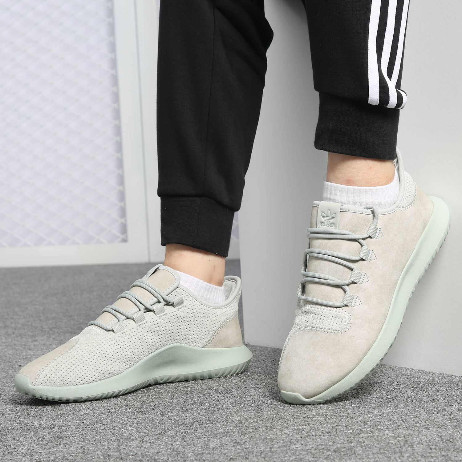 阿迪达斯正品三叶草跑步运动鞋