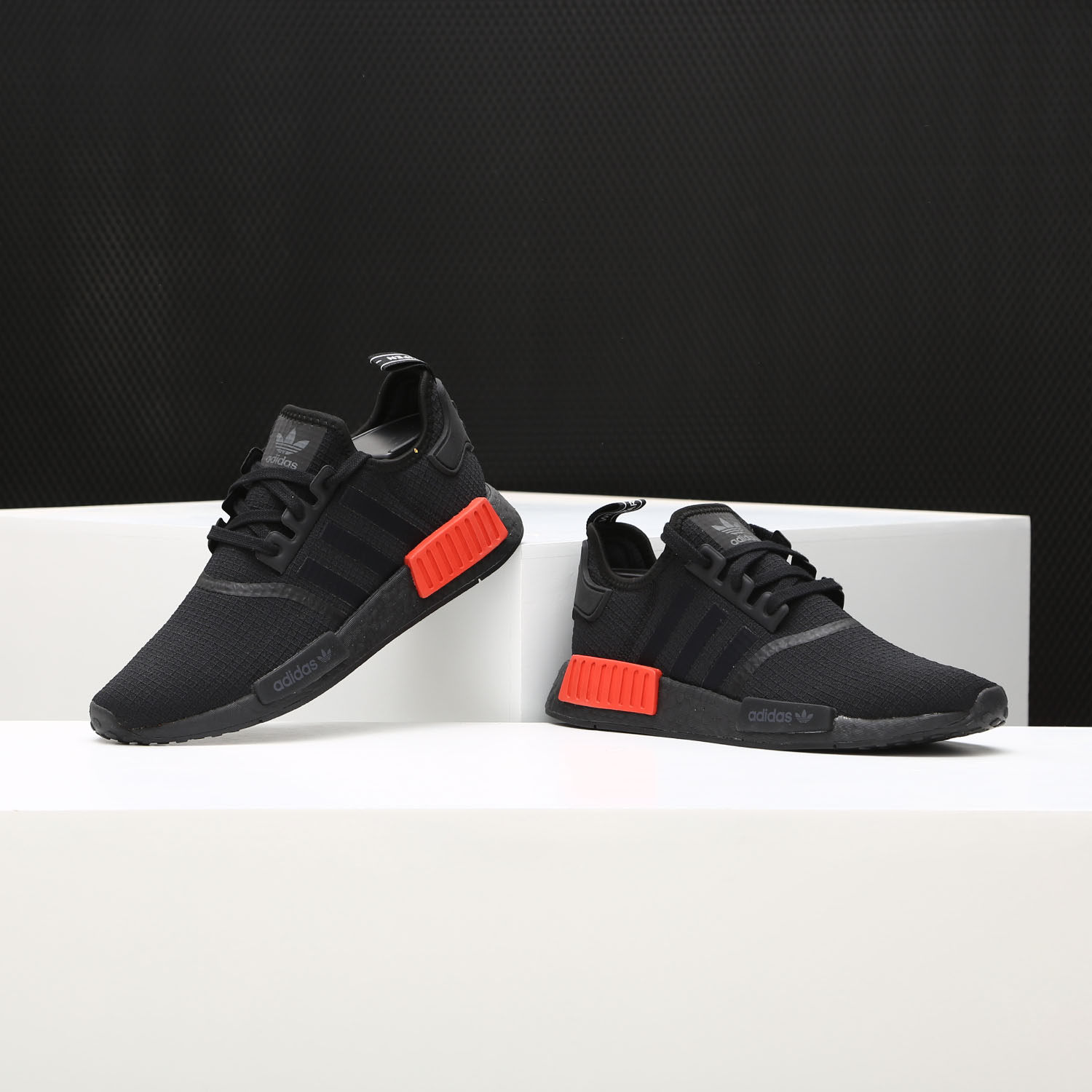 Adidas/阿迪达斯正品 NMD_R1 Boost 黑武士 男女低帮板鞋B37618