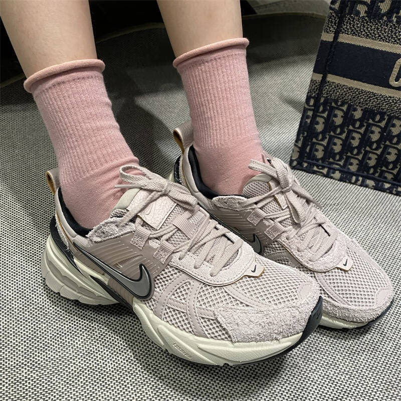Nike耐克夏季新款V2K厚底跑步鞋网面透气女鞋正品轻便休闲运动鞋图片
