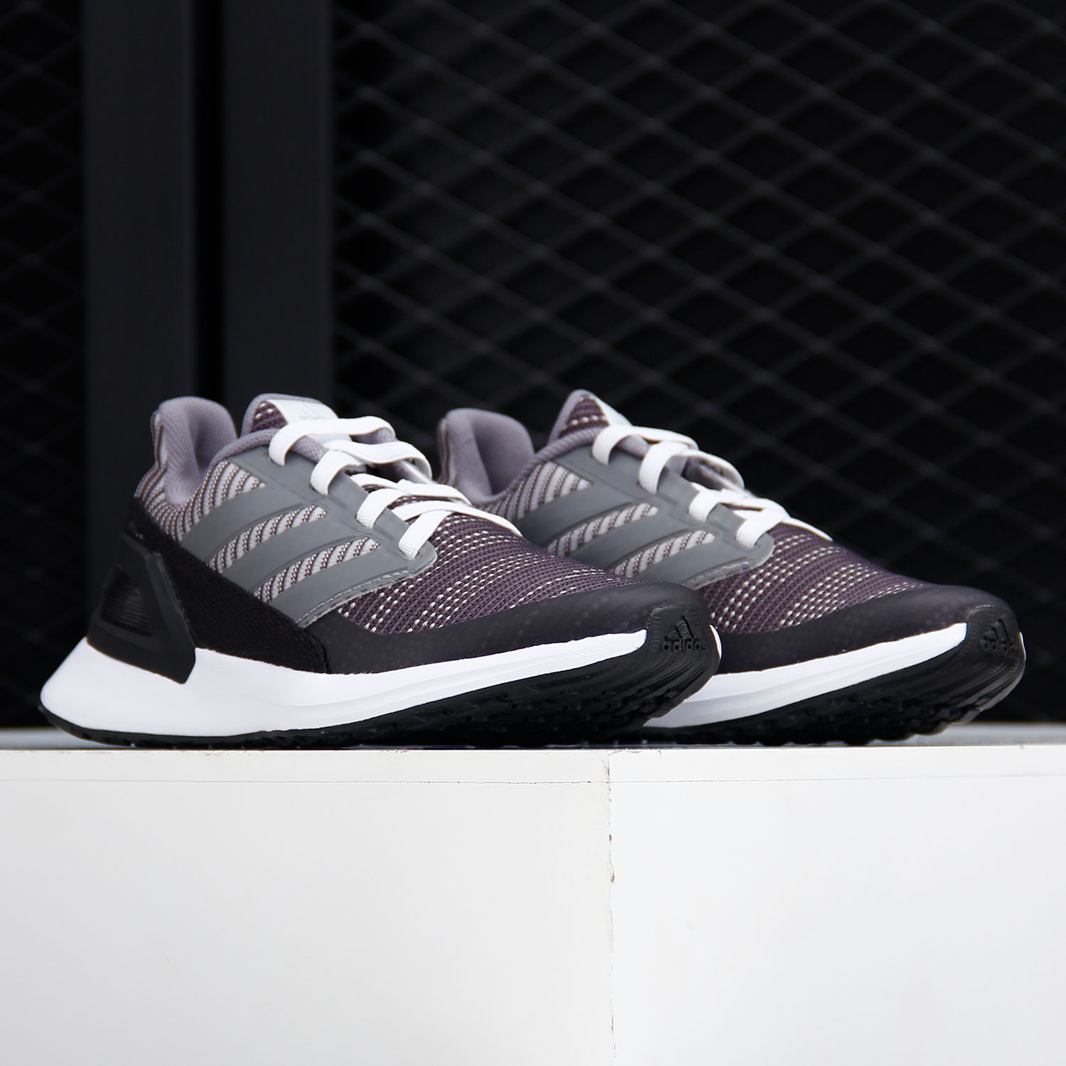 Adidas/阿迪达斯透气跑步鞋
