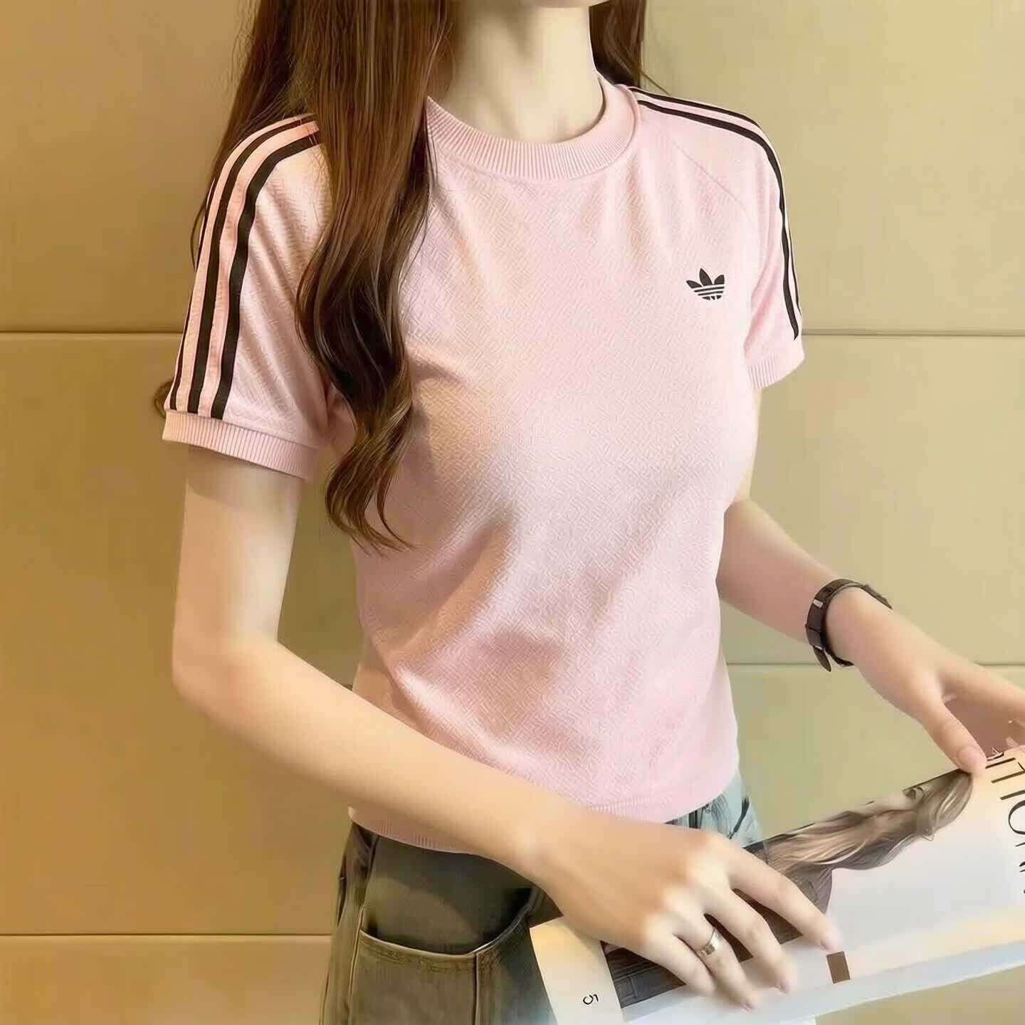 阿迪达斯三叶草夏季新款女装x短款修身上衣粉色简约三杠休闲T恤