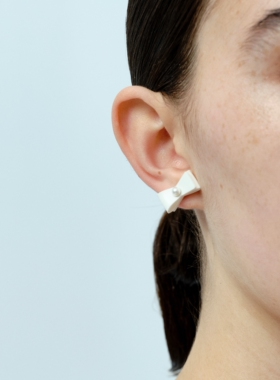 吾也迷你蝴蝶结耳钉小巧可爱少女原创白色蓝色原创设计硅胶耳夹