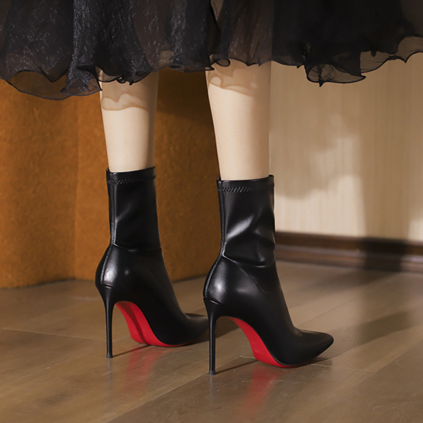 2026秋冬新款法式弹力瘦瘦靴皮面红底尖头细跟气质黑色高跟短靴女