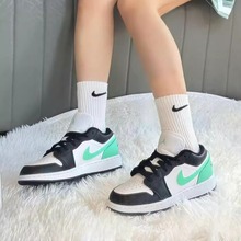 Nike Air Jordan 1 女士大童复古AJ1低帮运动休闲板鞋 553560-131