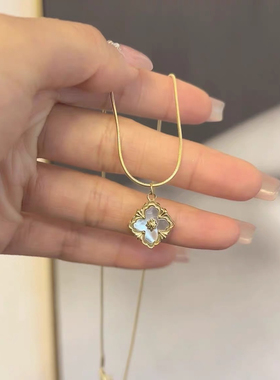 欧美轻奢风时尚简约气质方形贝母花朵项链女高级感钛钢不掉色