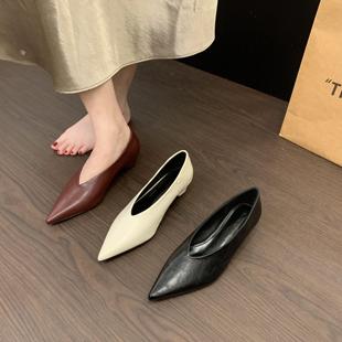 欧洲站女鞋2025春新款v口尖头单鞋女奶奶鞋压纹阿婆鞋中跟女巫鞋