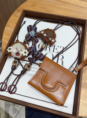 棕色卷发可爱小女孩手机背夹多功能小众设计复古手机斜挎链零钱包