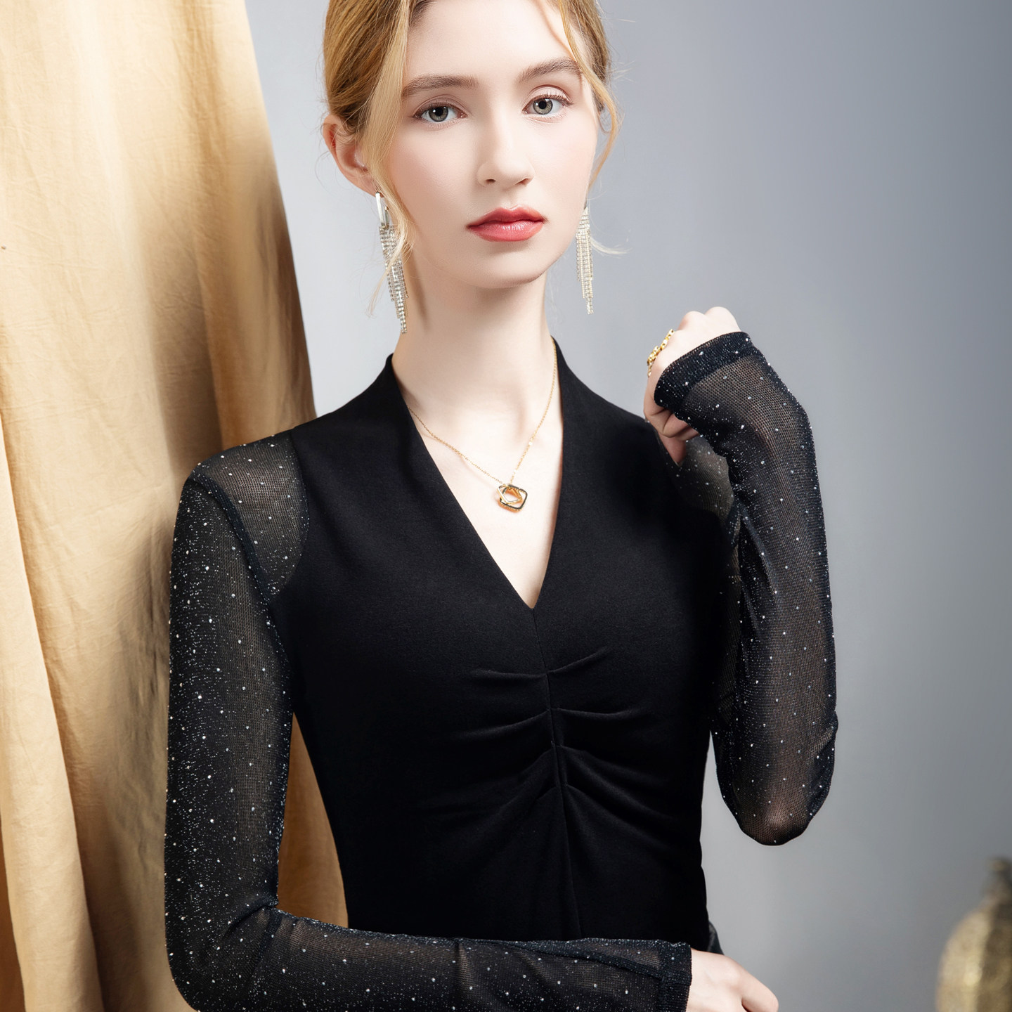 黑色烫钻蕾丝拼接磨毛V领长袖T恤