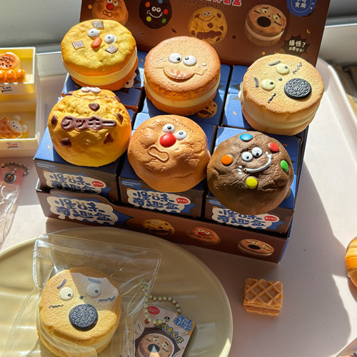 圣诞礼物怪味奇趣饼干慢回弹盲盒捏捏乐解压玩具创意礼物盲盒可爱