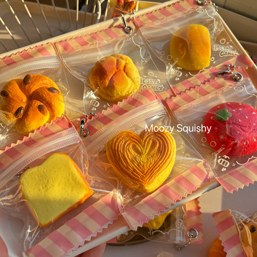 一盘点心慢回弹捏捏乐解压玩具仿真面包软糖草莓糖挂件钥匙扣包挂