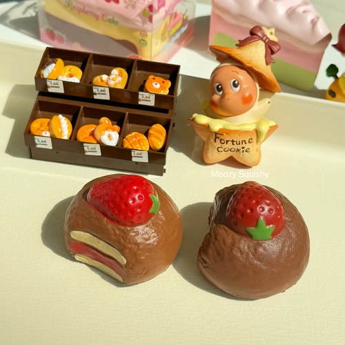 木吉黑巧莓莓慢回弹原创网红面包抖音小红书爆款捏捏乐squishy
