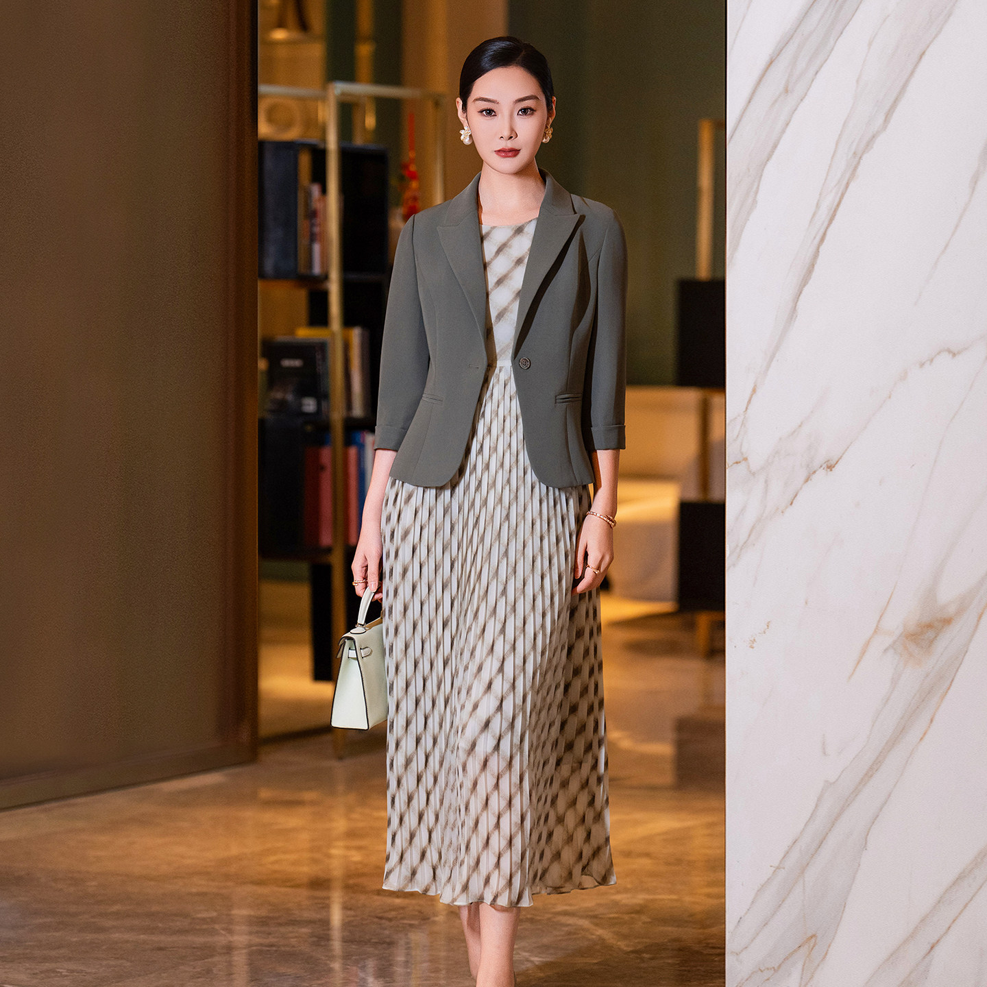 职业雪纺套装裙女2026夏季新款修身西装外套百褶印花连衣裙两件套