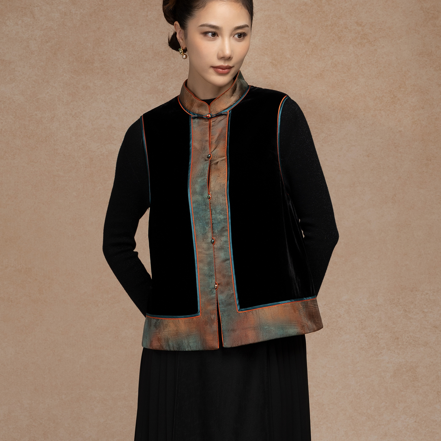 Londee/龙笛新中式国风复古立领盘扣马甲女黑色时髦上衣4T27177