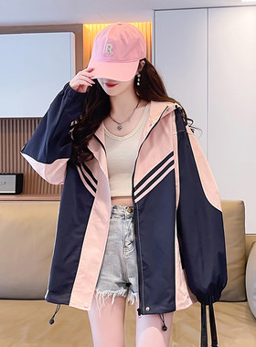 撞色条纹连帽春秋外套少女