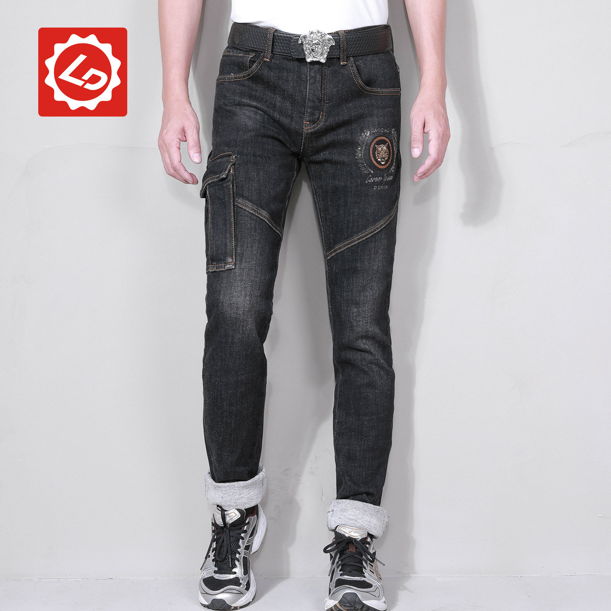 唠叨加绒牛仔裤老虎贴标磨毛