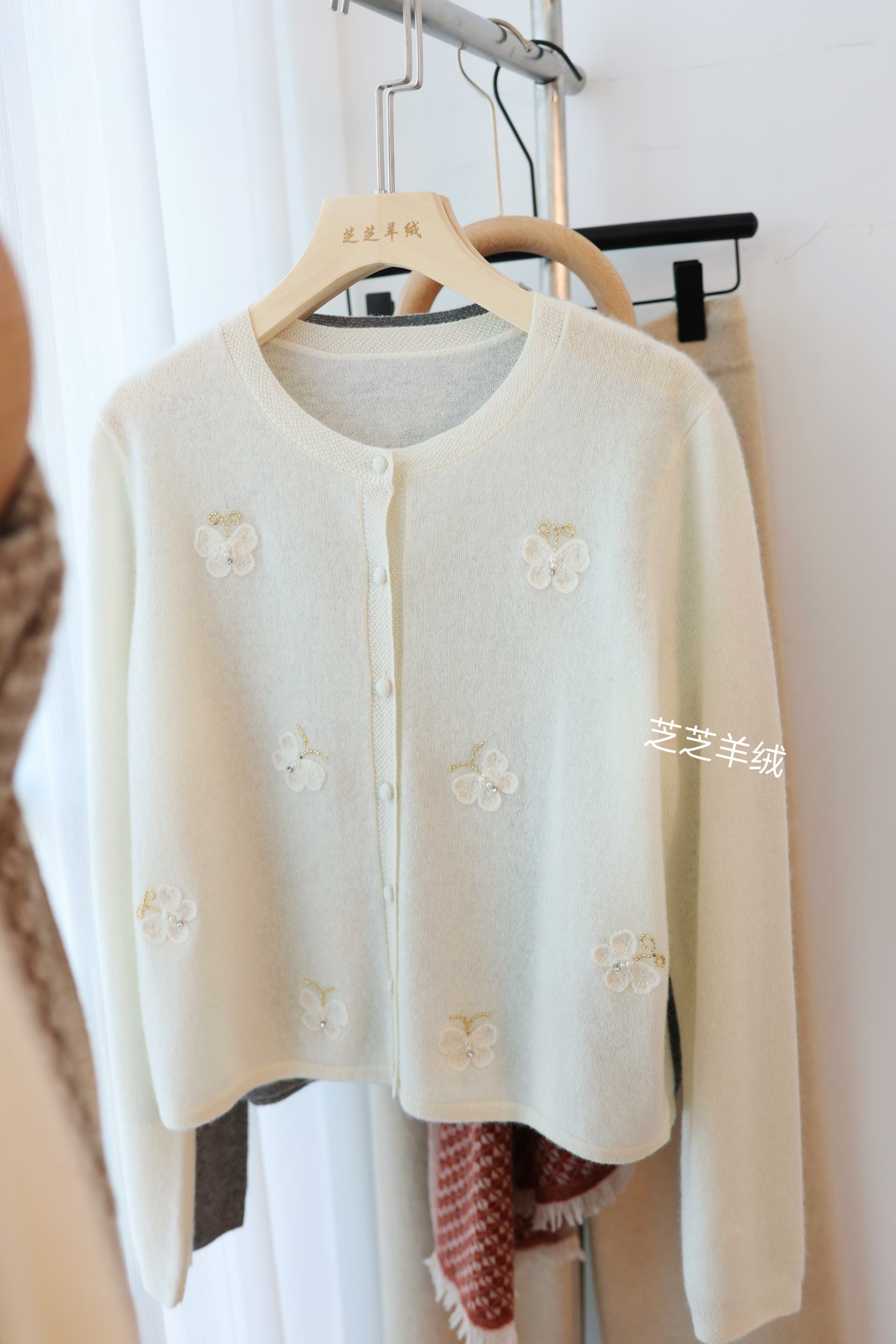 100%纯山羊绒衫刺绣蝴蝶圆领长袖针织开衫女外套上衣打底衫内搭薄