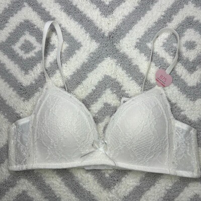 米白色无钢圈上薄下厚聚拢型内衣