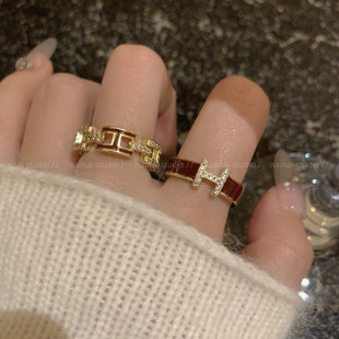 H字母戒指~新年酒红色高级感轻奢食指戒本命年小众设计气质指环女
