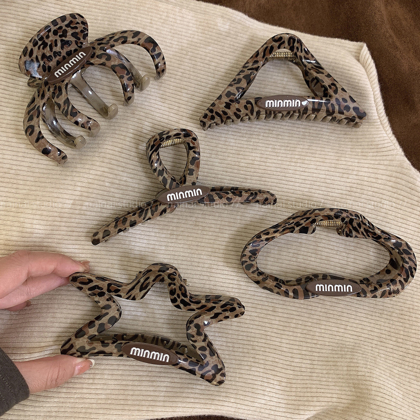 豹纹抓夹~甜酷辣妹字母小众设计高级感后脑勺盘发鲨鱼夹发夹发饰