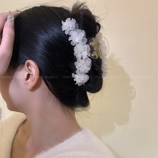 白色玫瑰花抓夹~超仙大号后脑勺盘发鲨鱼夹山茶花早春新款发夹女A