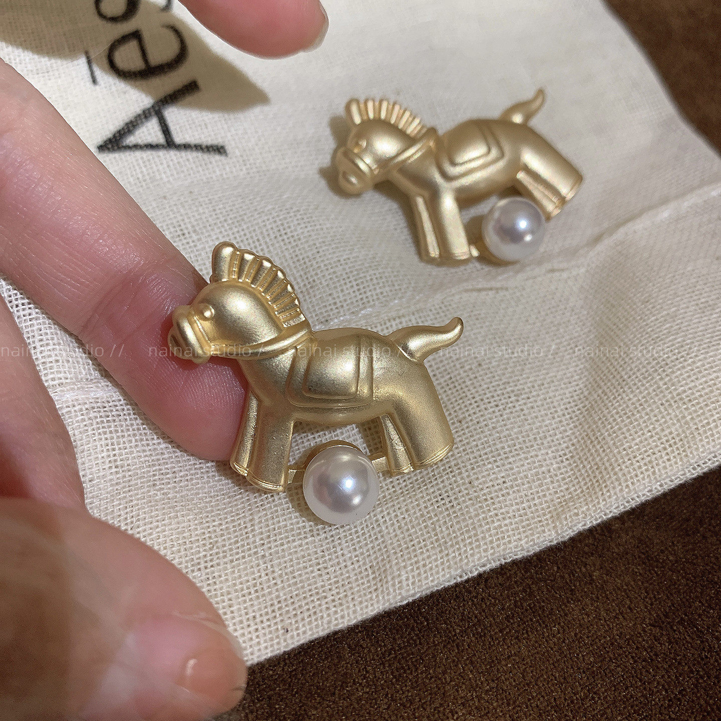 马上有钱~哑光磨砂高级感胸针珍珠本命年小马大衣外套别针胸花女