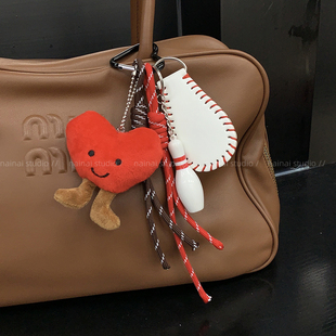 红色爱心挂件~毛绒绒可爱棒球保龄球包包挂饰书包miu系风钥匙扣潮