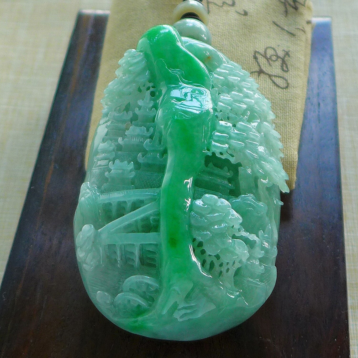 传世珍藏285# A货老种阳绿冰润起胶细腻精雕富贵如山水翡翠把件