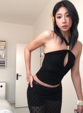 A BEAN 度假风辣妹 交叉镂空金属环挂脖露背绑带背心 V领吊带上衣