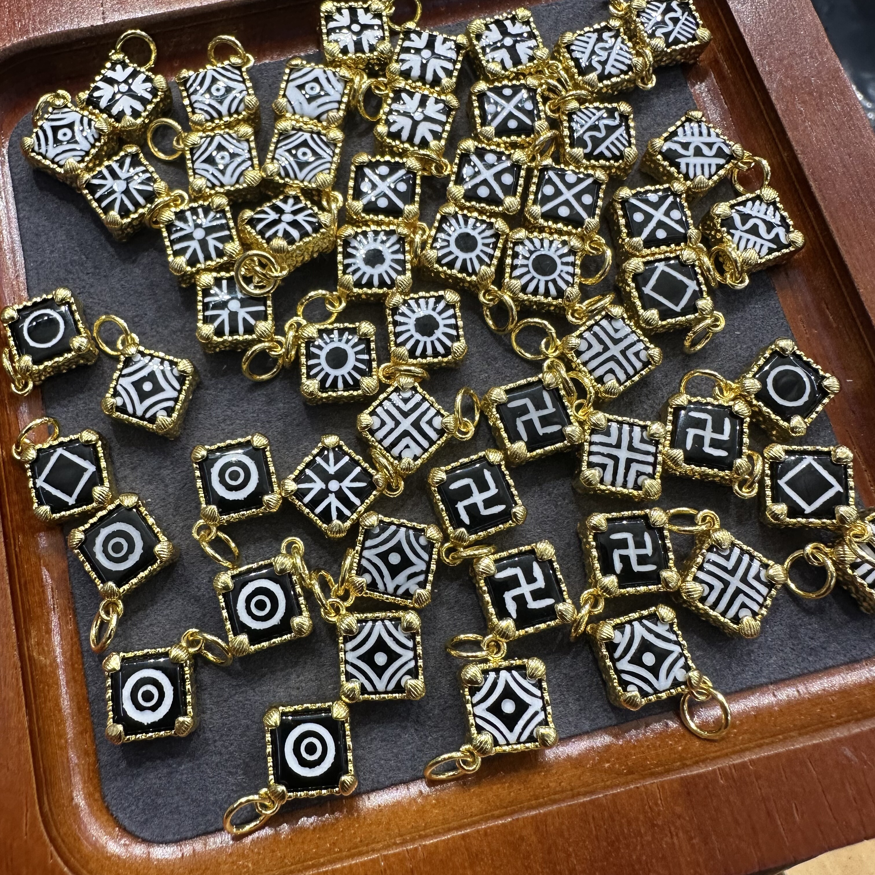 西亚骠珠黄铜侧挂 手串DIY配件 佛珠挂饰 黑玛瑙镶蚀天珠藏传图腾