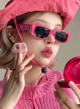 甜美玫红色遮阳墨镜凹造型出片