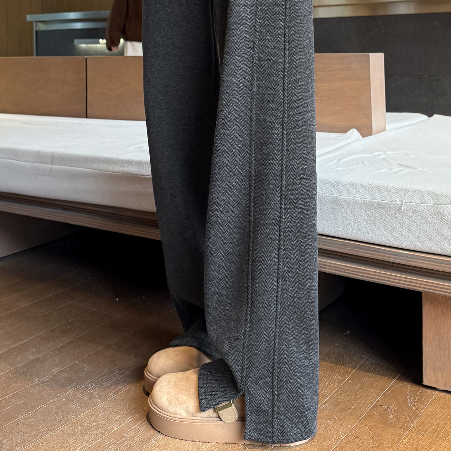 羊毛裤子女2025新款今年流行爆款秋冬季加绒直筒裤窄版毛呢阔腿裤