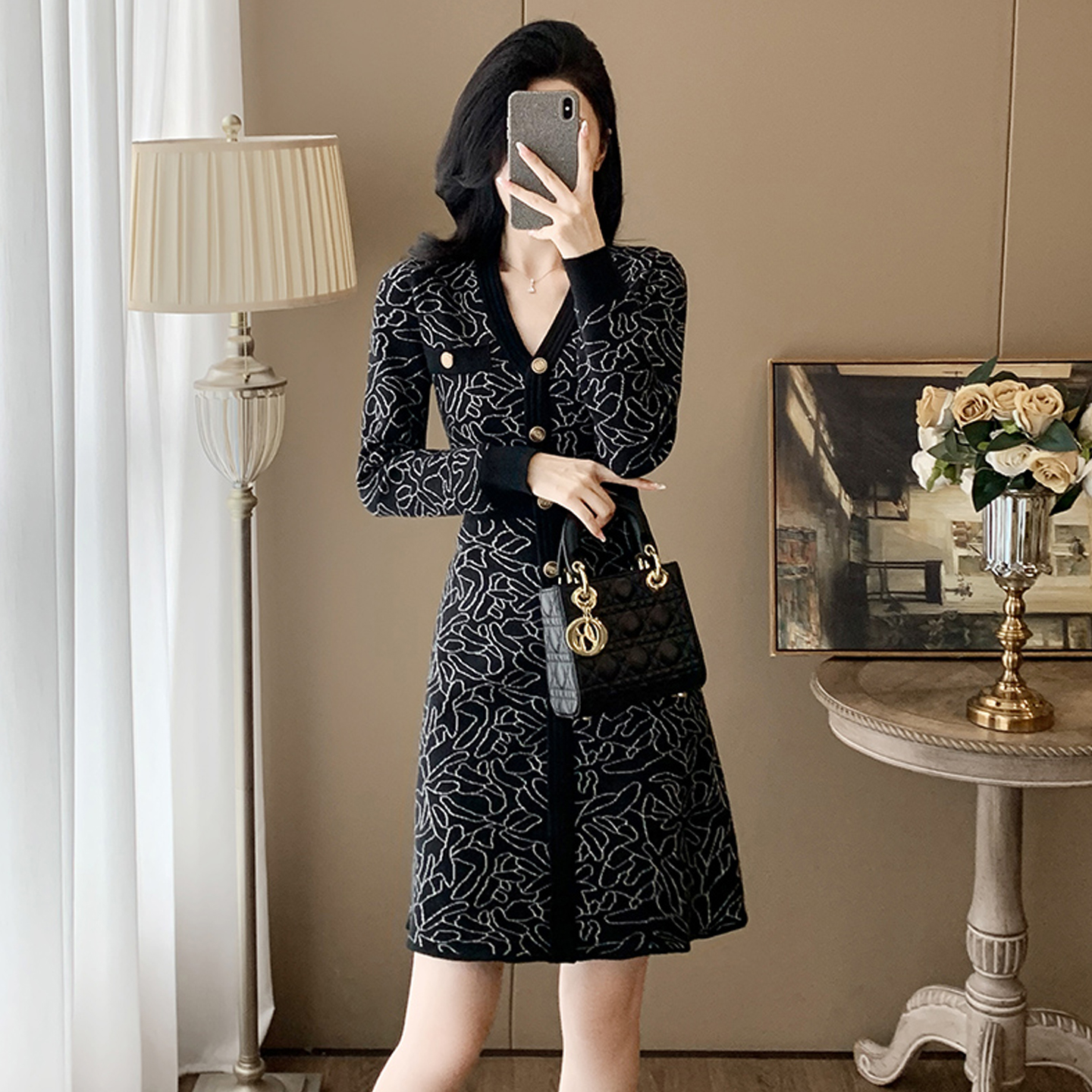 黑色v领针织连衣裙女秋冬装2025新款法式配大衣打底显瘦毛衣裙子