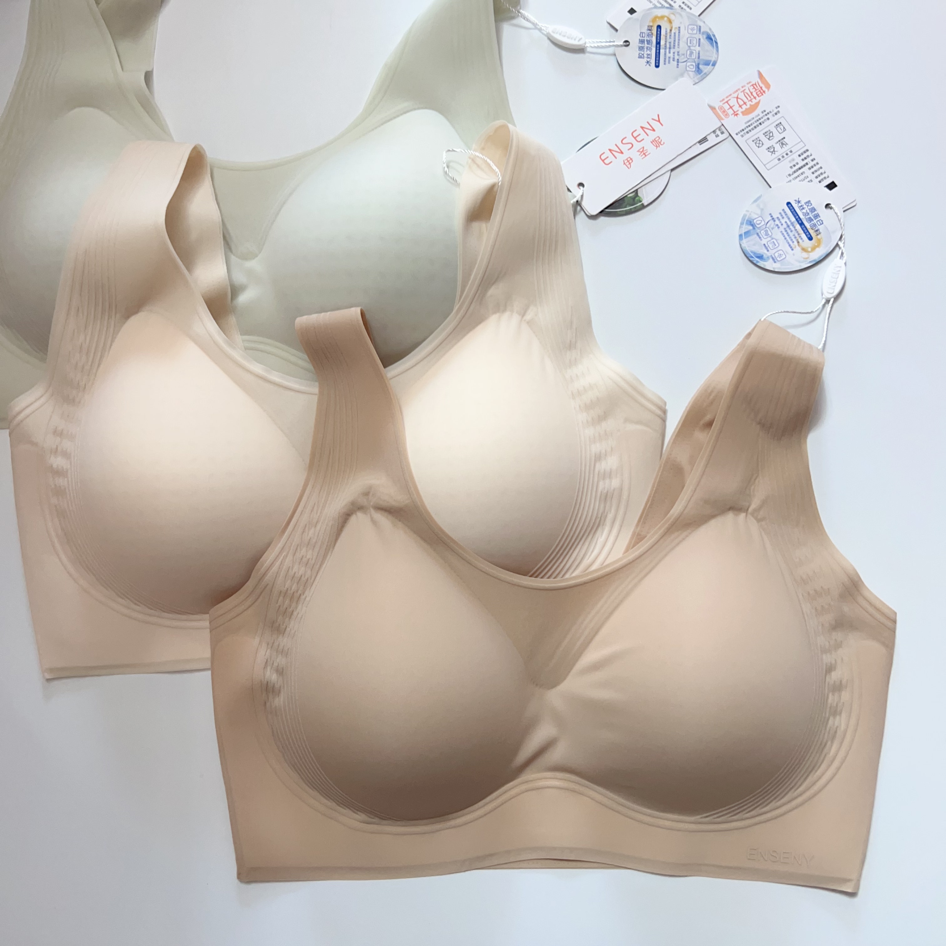 伊圣妮提拉女王粉底液内衣无痕无钢圈上托轻薄透气乳胶透气孔模杯